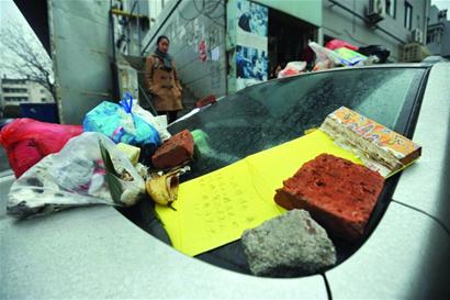 越野乱停车堵住居民楼门 被扔满垃圾 越野乱停车堵住居民楼门 被扔满垃圾