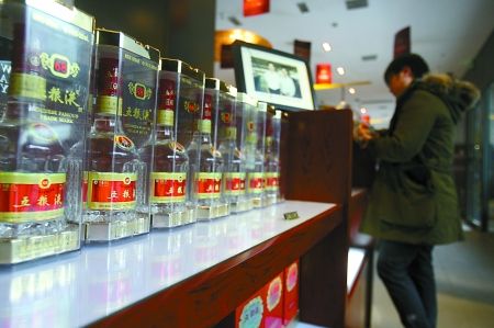 市民在商场选购五粮液 记者 唐浩 摄