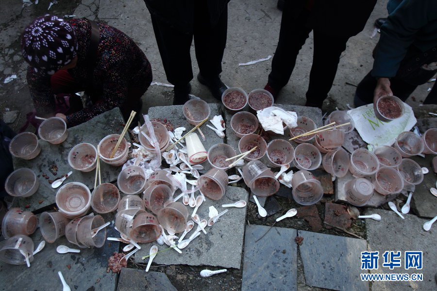 杭州免费喝粥点变垃圾点 现场一片狼藉