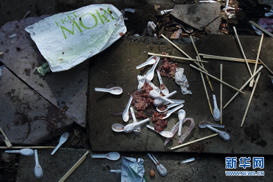 杭州免费喝粥点变垃圾点 现场一片狼藉