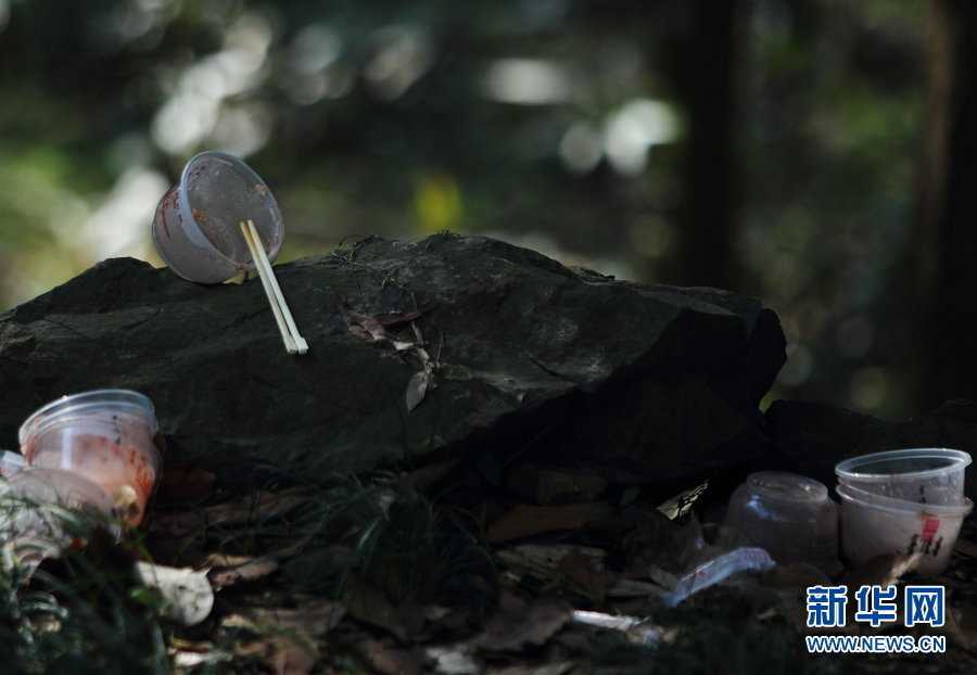 杭州免费喝粥点变垃圾点 现场一片狼藉