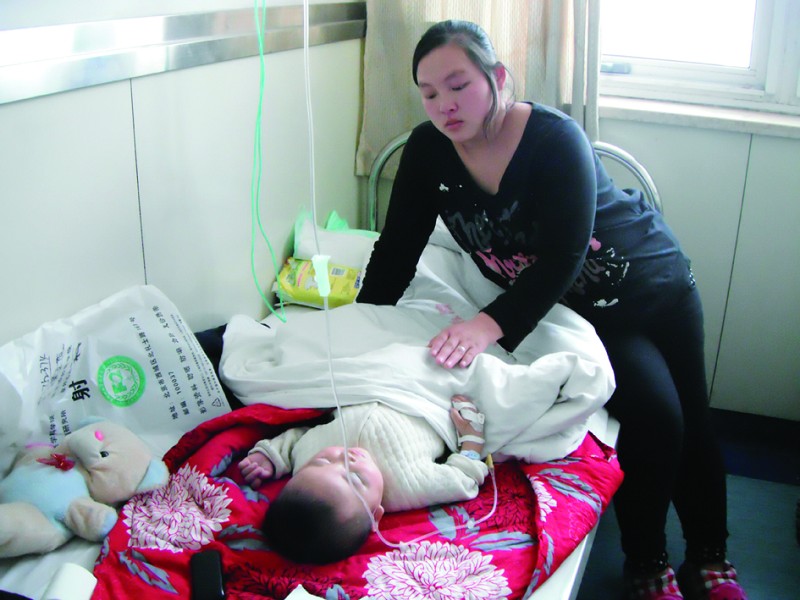 两岁三个月男童患有先心病、肺炎、动脉瘤、颅内出血和颅内感染住院治疗费用压垮整个家庭，希望好心人伸出援手救救病危孩子