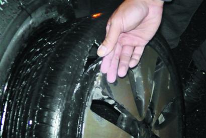 马路摆“符号阵”陷害16辆车 马路摆“符号阵”陷害16辆车