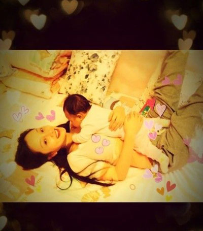 李小璐晒抱爱女躺床照