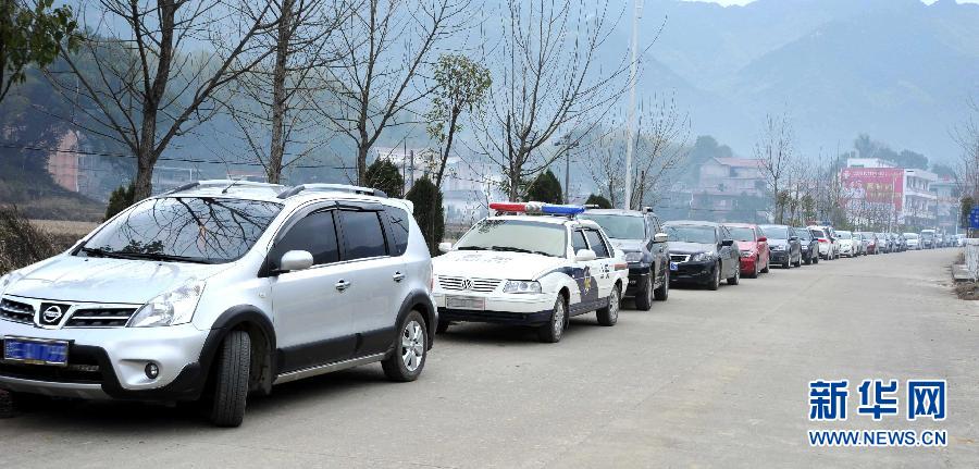 贫困县江西上饶县一村委会村部乔迁大摆排场