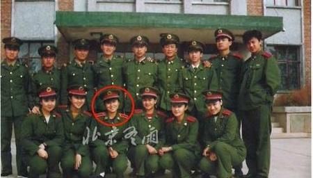 闫妮军装照英姿飒爽