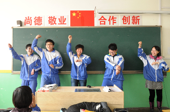 青大附中老师跳江南style激励学生