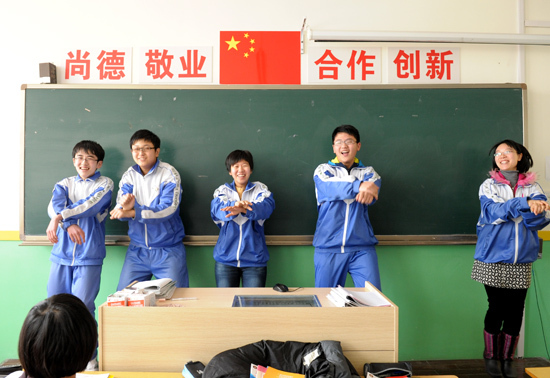 青大附中老师跳江南style激励学生