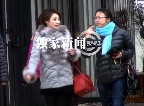 柳岩出街遇粉丝惊似谢霆锋