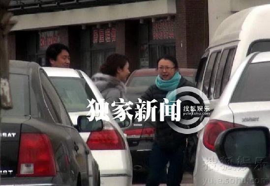 柳岩出街遇粉丝惊似谢霆锋