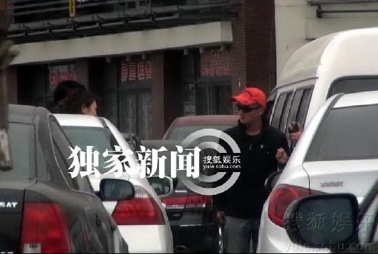 柳岩出街遇粉丝惊似谢霆锋