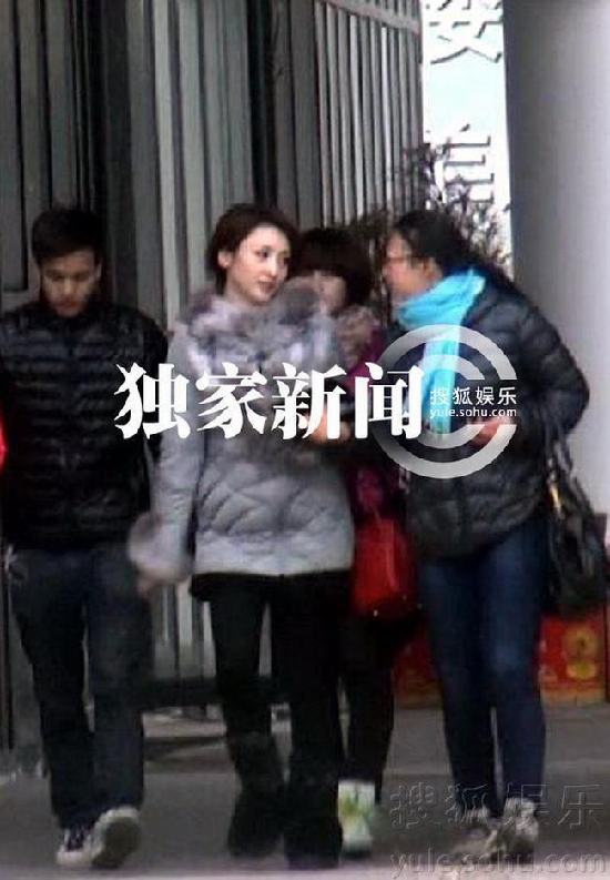 柳岩出街遇粉丝惊似谢霆锋