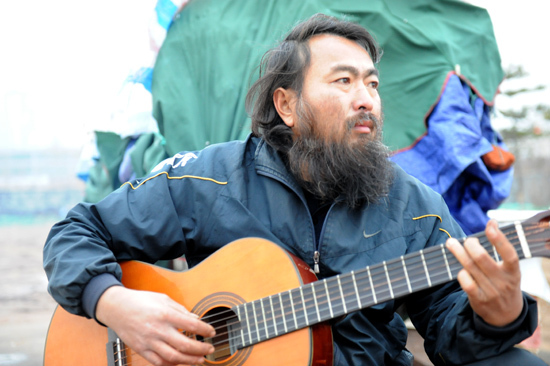 小麦岛流浪王 中国阿甘骑三轮走中国