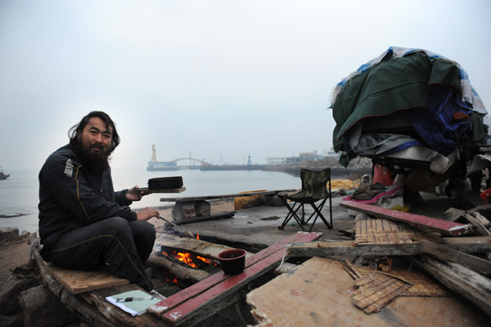 小麦岛流浪王 中国阿甘骑三轮走中国