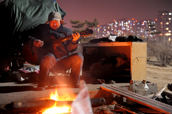 小麦岛流浪王 中国阿甘骑三轮走中国