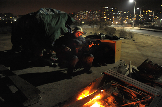小麦岛流浪王 中国阿甘骑三轮走中国