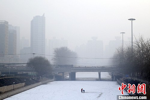 中国多地再遭雾霾 交通受阻空气质量持续走低