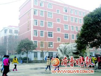 图片红线内就是事发窗户。