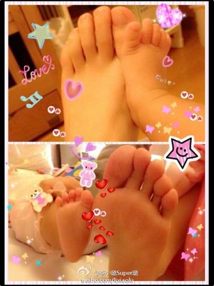李小璐和爱女比脚丫 贾乃亮：喜欢傻傻地看你们(图)