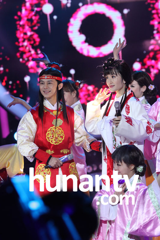 谢娜何炅玩摇滚版《红楼梦》 坡姐带黑超一秒变摇滚林黛玉