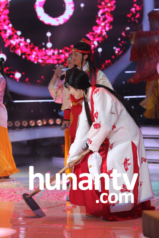 谢娜何炅玩摇滚版《红楼梦》 坡姐带黑超一秒变摇滚林黛玉