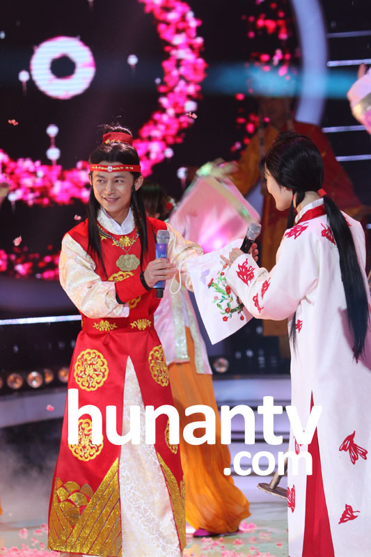 谢娜何炅玩摇滚版《红楼梦》 坡姐带黑超一秒变摇滚林黛玉