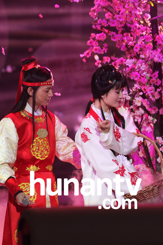 谢娜何炅玩摇滚版《红楼梦》 坡姐带黑超一秒变摇滚林黛玉