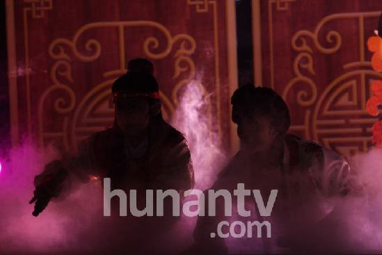 谢娜何炅玩摇滚版《红楼梦》 坡姐带黑超一秒变摇滚林黛玉