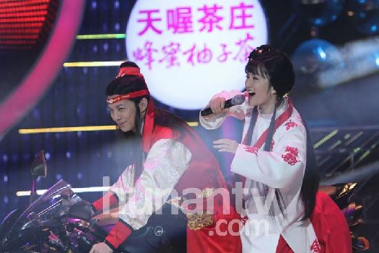 谢娜何炅玩摇滚版《红楼梦》 坡姐带黑超一秒变摇滚林黛玉