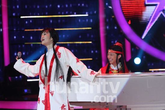 谢娜何炅玩摇滚版《红楼梦》 坡姐带黑超一秒变摇滚林黛玉