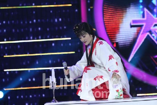 谢娜何炅玩摇滚版《红楼梦》 坡姐带黑超一秒变摇滚林黛玉