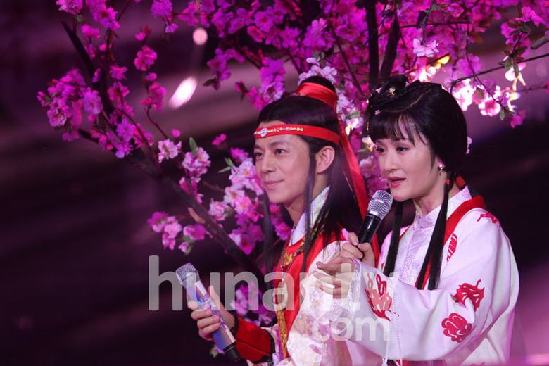 谢娜何炅玩摇滚版《红楼梦》 坡姐带黑超一秒变摇滚林黛玉