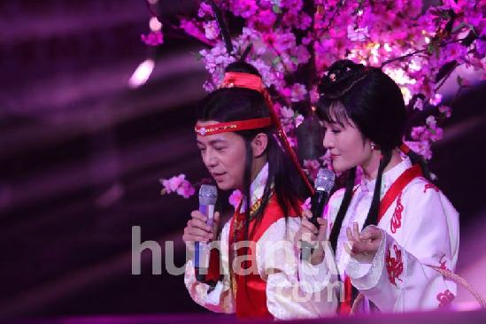 谢娜何炅玩摇滚版《红楼梦》 坡姐带黑超一秒变摇滚林黛玉