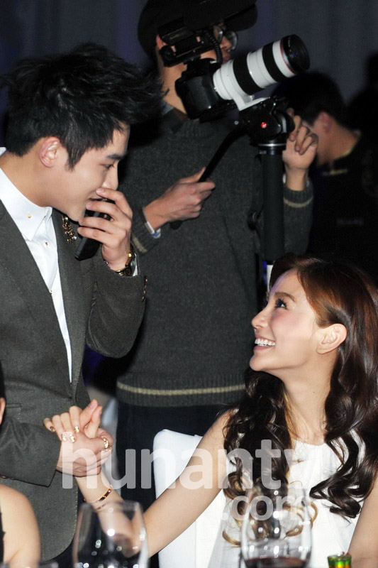 Angelababy高圆圆同台白裙拼艳 baby“桃花”不断高圆圆显冷落