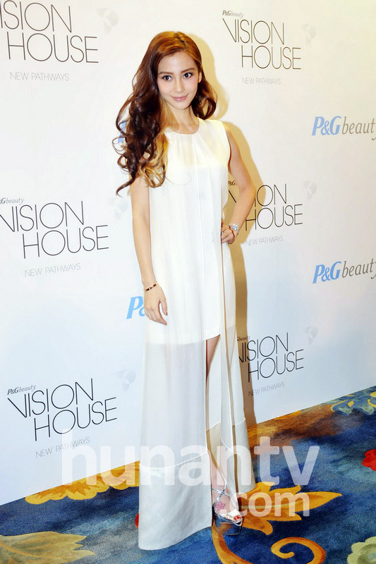 Angelababy高圆圆同台白裙拼艳 baby“桃花”不断高圆圆显冷落