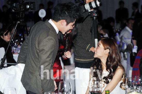 Angelababy高圆圆同台白裙拼艳 baby“桃花”不断高圆圆显冷落