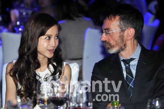 Angelababy高圆圆同台白裙拼艳 baby“桃花”不断高圆圆显冷落