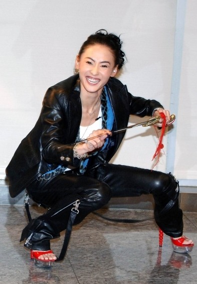 明星为爱疯狂举动：张柏芝搏命赚钱养男友 陈红险自杀