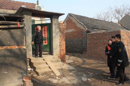 8旬老人迷失汽车站 3小时找遍7村庄送他回家