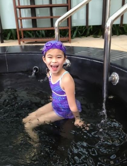 46岁程琳7岁养女私照曝光 网友：虽是收养但有母女相