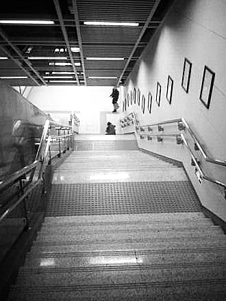 新妈妈无奈坐在楼梯上喂奶