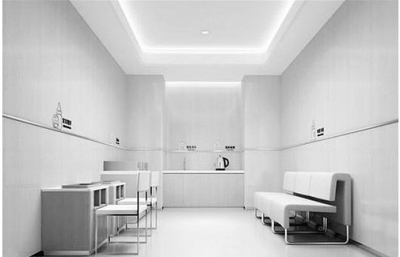 新妈妈无奈坐在楼梯上喂奶