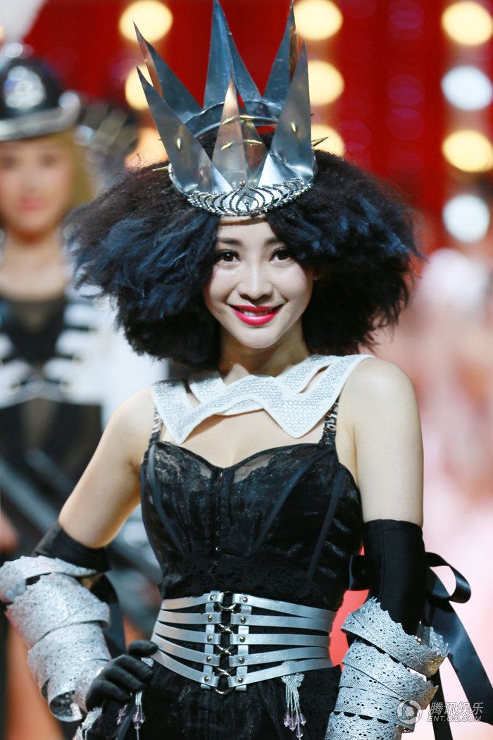 柳岩“女王”范雷人走秀 杂草头低胸装秒杀Ladygaga