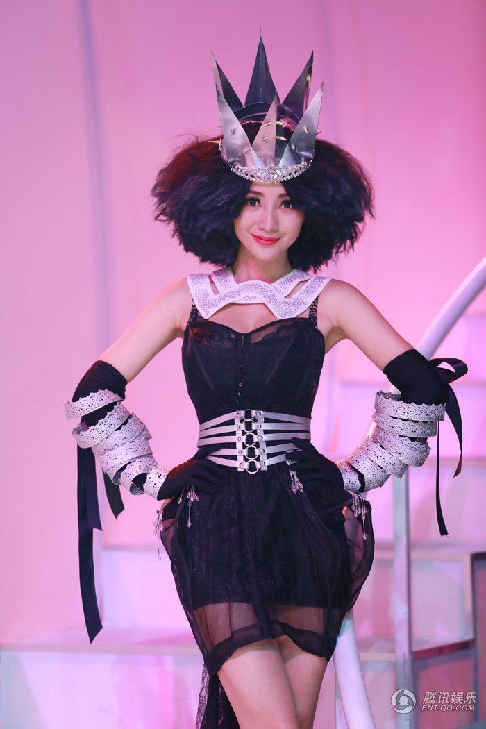 柳岩“女王”范雷人走秀 杂草头低胸装秒杀Ladygaga