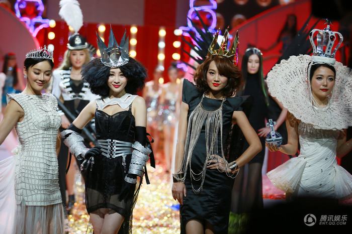 柳岩“女王”范雷人走秀 杂草头低胸装秒杀Ladygaga