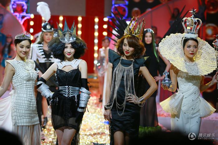 柳岩“女王”范雷人走秀 杂草头低胸装秒杀Ladygaga