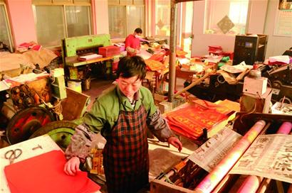 即墨肖家泊子村春节前卖掉上千吨福贴和春联 产品销往全国各地 岛城福贴多数来自这个村 即墨肖家泊子村春节前卖掉上千吨福贴和春联 产品销往全国各地 岛城福贴多数来自这个村