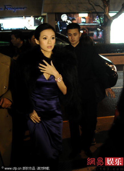 章子怡衣襟大开秀事业线