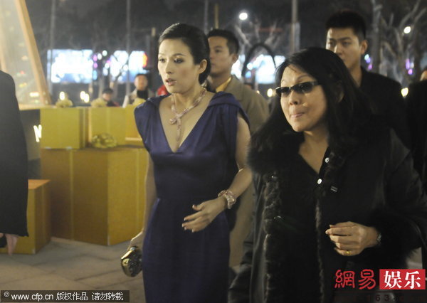 章子怡衣襟大开秀事业线