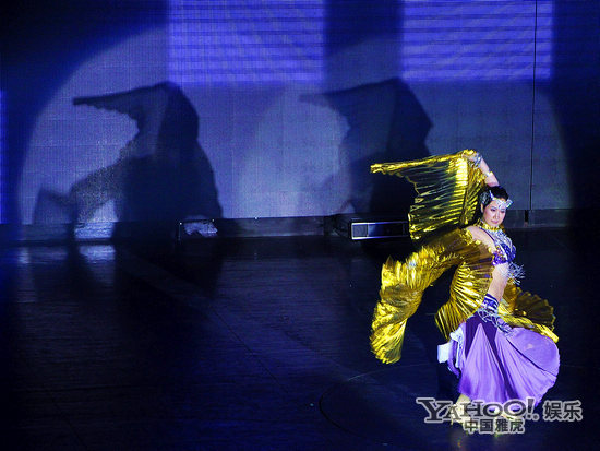 芙蓉姐姐跳肚皮舞 水蛇腰反弹遭网友吐槽